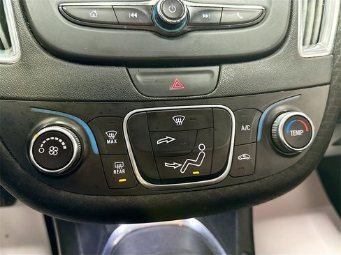 Used 2018 Chevrolet Malibu LT image 16