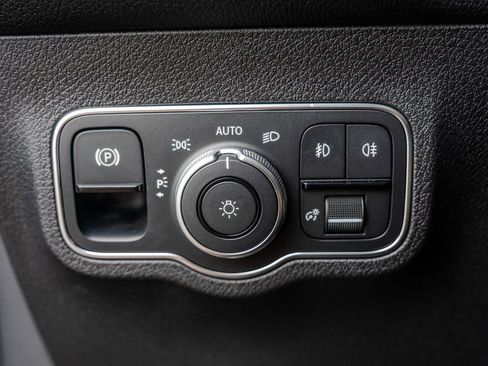 Used 2022 Mercedes-Benz GLB 250 w/ Premium Package Lite image 8