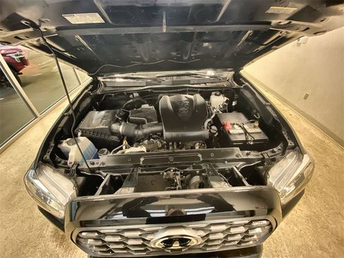Used 2021 Toyota Tacoma TRD Off-Road image 9