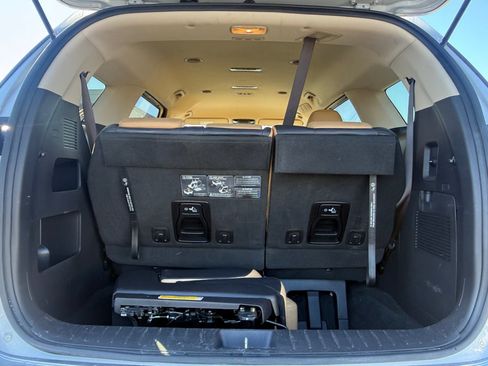 Used 2023 Kia Carnival LX image 20