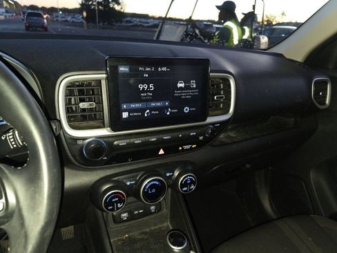 Used 2023 Hyundai Venue SEL image 14