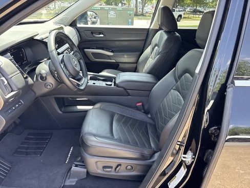 Used 2024 Nissan Pathfinder Platinum AWD/4WD image 16