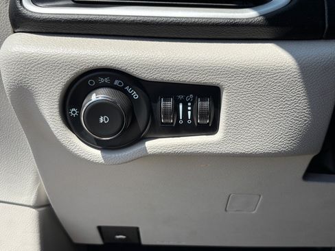 Used 2024 Chrysler Pacifica Touring-L FWD image 26