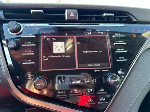 Used 2020 Toyota Camry SE w/ Sunroof Package image 17