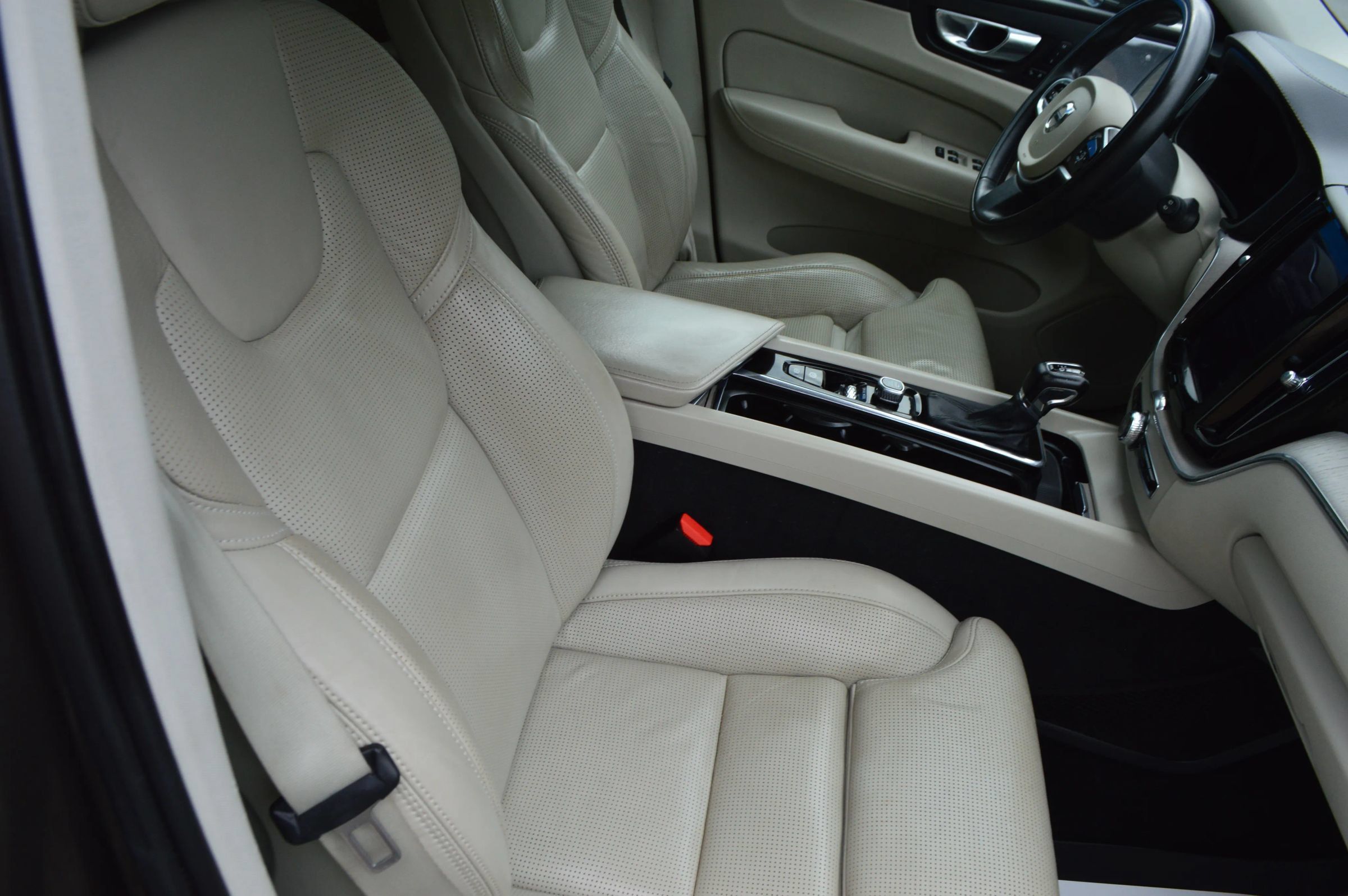 Used 2018 Volvo XC60 T6 Inscription w/ Luxury Seat Package AWD/4WD image 24
