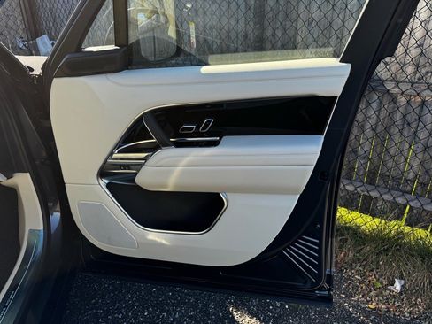 New 2025 Land Rover Range Rover SE image 21