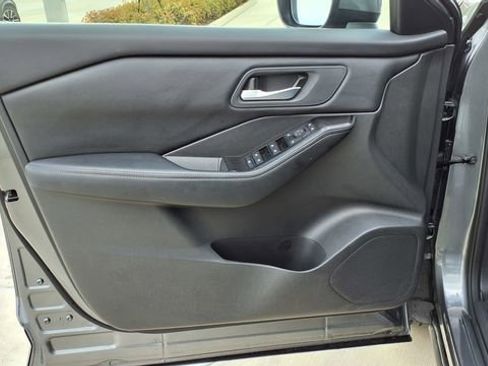 Used 2025 Nissan Rogue SV image 14