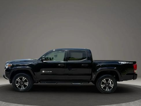 Used 2017 Toyota Tacoma TRD Sport w/ Tow Package RWD image 9