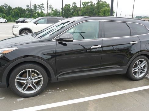 Used 2017 Hyundai Santa Fe FWD w/ Cargo Package image 4
