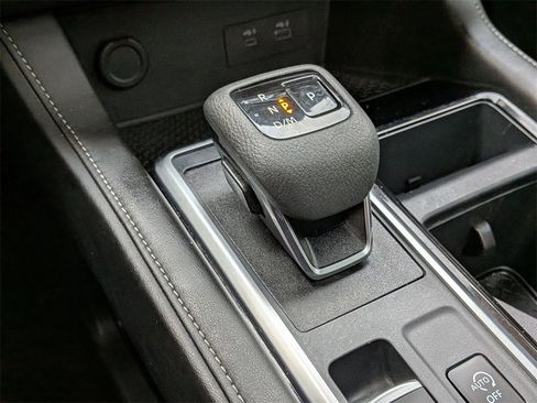 Used 2024 Nissan Pathfinder SV w/ SV Premium Package image 16