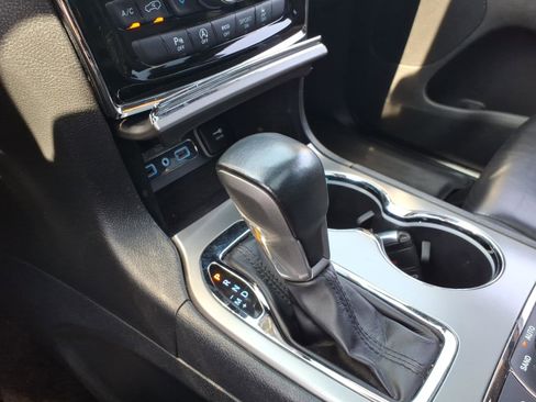 Used 2020 Jeep Grand Cherokee Limited AWD/4WD image 17