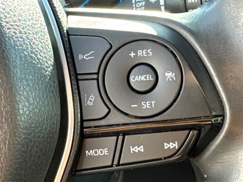 Used 2022 Toyota Venza XLE image 26