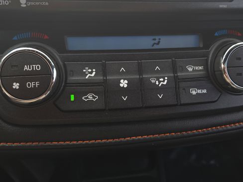 Used 2017 Toyota RAV4 SE image 33