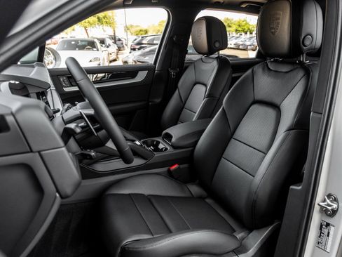 Certified 2025 Porsche Cayenne image 5