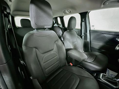 Used 2018 Jeep Renegade Latitude w/ UConnect 8.4 Nav Group FWD image 26