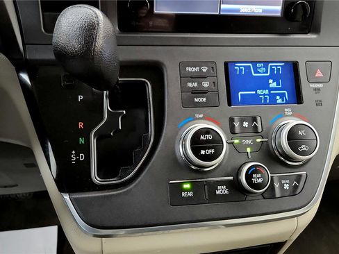 Used 2015 Toyota Sienna LE image 28