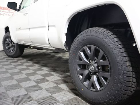 Used 2020 Toyota Tacoma SR5 AWD/4WD image 12