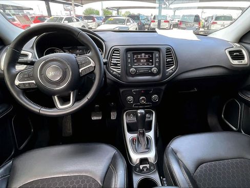 Used 2018 Jeep Compass Latitude FWD image 16