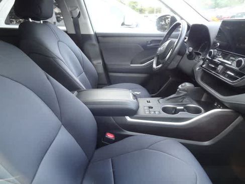 Used 2023 Toyota Highlander LE FWD image 12