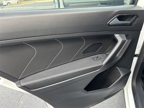 Used 2022 Volkswagen Tiguan SE image 13