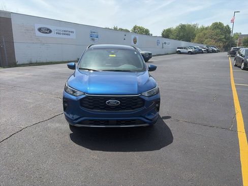 Used 2023 Ford Escape ST-Line Select w/ Tech Pack #1 AWD/4WD image 2