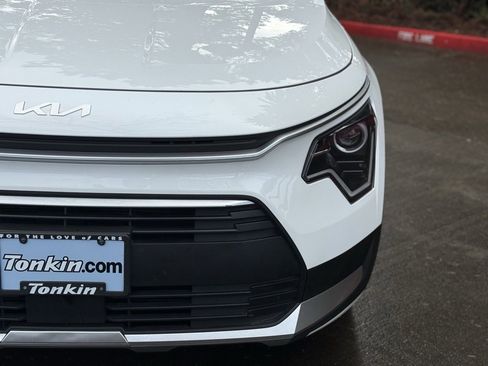 Used 2023 Kia Niro EX image 4