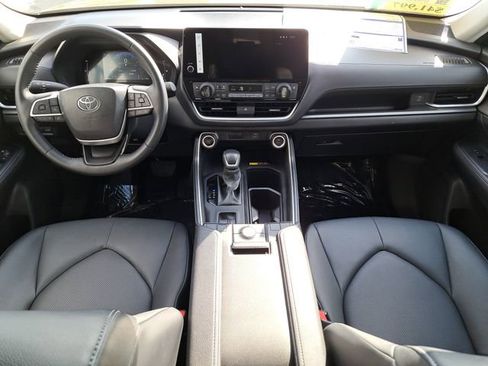 Used 2024 Toyota Grand Highlander XLE image 9