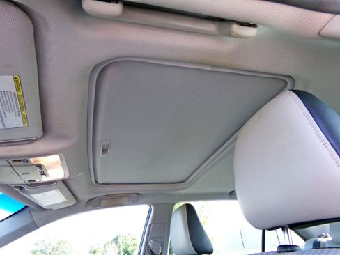 Used 2015 Toyota Camry SE w/ Moonroof Package FWD image 3