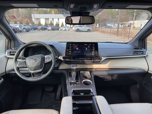 Used 2021 Toyota Sienna XLE image 8