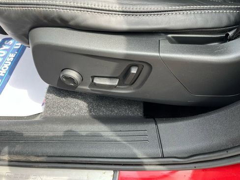 Used 2019 Volvo XC40 T5 R-Design image 8