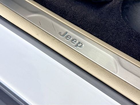 Used 2018 Jeep Grand Cherokee Limited image 17