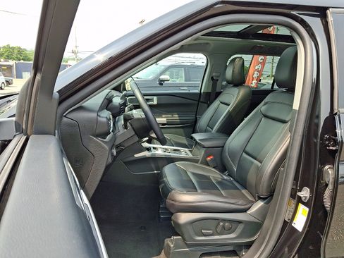 Used 2023 Ford Explorer XLT w/ Equipment Group 202A AWD/4WD image 14