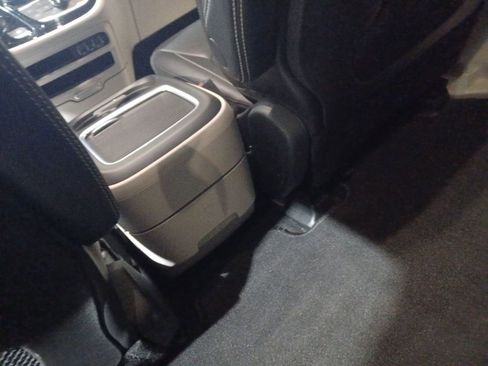 Used 2024 Chrysler Pacifica Select image 22