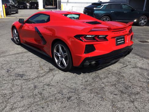 Used 2021 Chevrolet Corvette Stingray Convertible w/ Z51 Performance Package RWD image 3