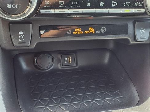 Used 2025 Toyota RAV4 XLE AWD/4WD image 17