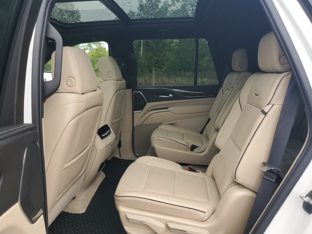 Used 2024 Cadillac Escalade Premium Luxury AWD/4WD image 28