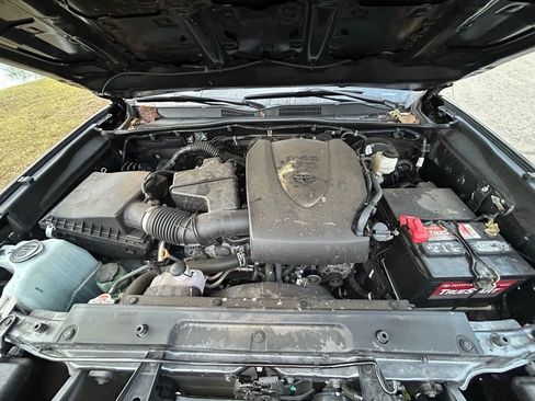 Used 2022 Toyota Tacoma SR5 w/ Technology Package image 11