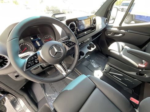Used 2025 Mercedes-Benz Sprinter 2500 image 4