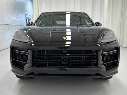 Used 2024 Porsche Cayenne Turbo image 5