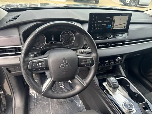 Used 2025 Mitsubishi Outlander AWD image 13