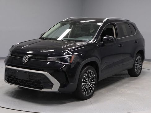 Used 2025 Volkswagen Taos SE FWD image 7