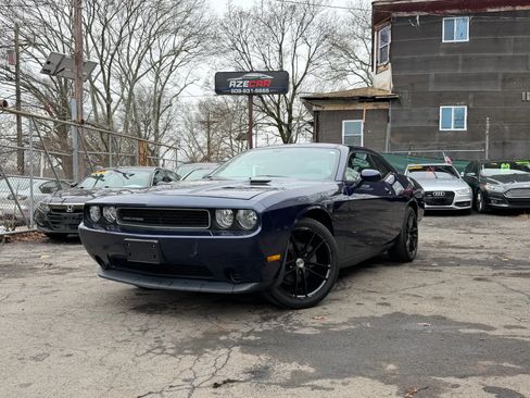 Used 2014 Dodge Challenger SXT RWD image 2