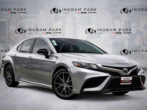 Used 2024 Toyota Camry SE image 1