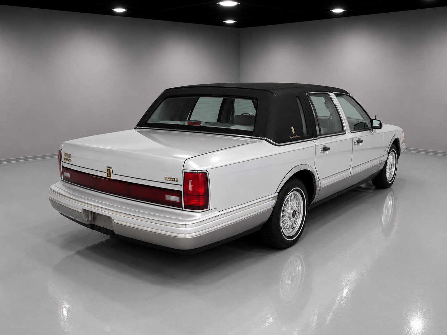 Used 1992 Lincoln Town Car Signature RWD image 5