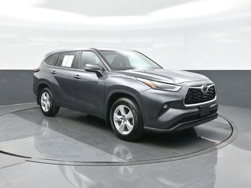 Certified 2024 Toyota Highlander LE image 1
