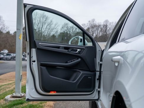 Certified 2025 Porsche Macan AWD/4WD image 21