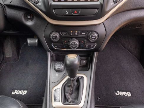 Used 2018 Jeep Cherokee Limited AWD/4WD image 19