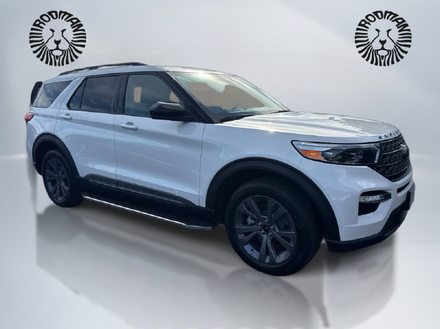 Used 2023 Ford Explorer XLT w/ Equipment Group 202A AWD/4WD image 3