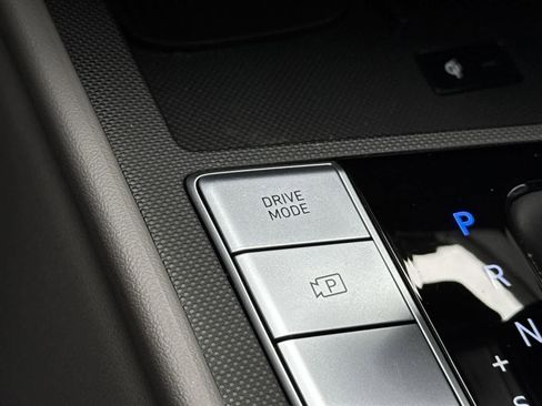 Certified 2025 Hyundai Elantra Sport image 18