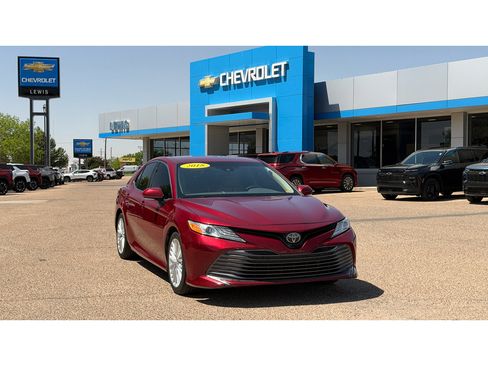 Used 2018 Toyota Camry XLE FWD image 2